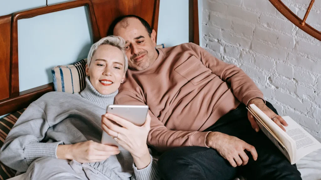 Couple regardant un contenu sur une tablette connectée à Internet