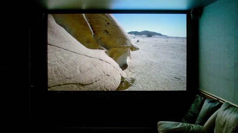 Film projeté sur grand écran dans un salon équipé pour le streaming à domicile