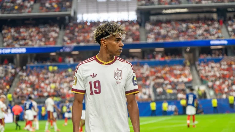 Lamine Yamal avec le maillot de l’Espagne pendant la Coupe du monde 2026