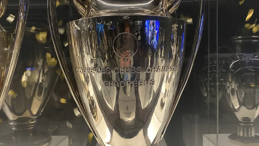 Trophée de la Ligue des champions exposé sous les projecteurs