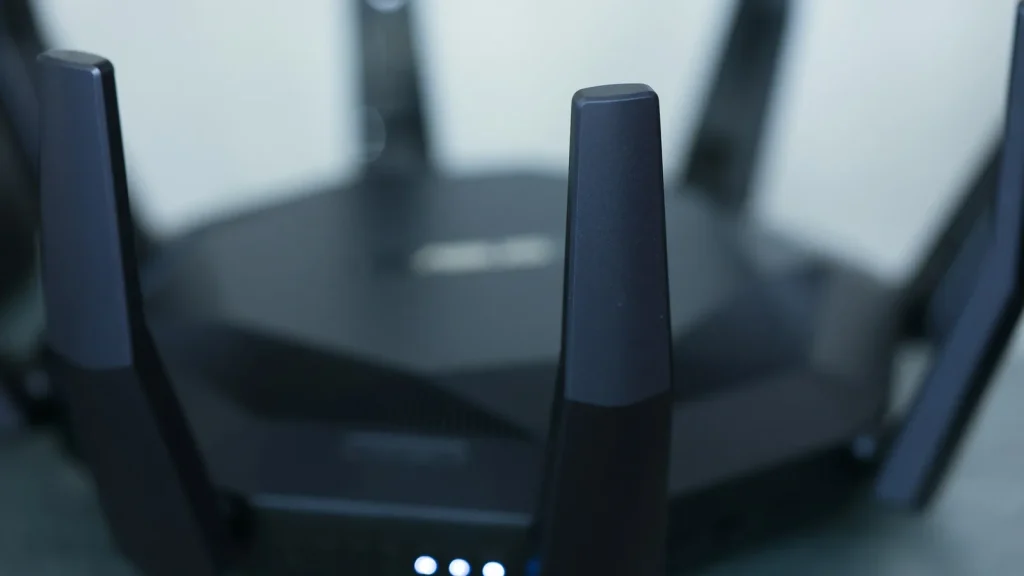 Routeur Wi-Fi avec antennes et voyants de connexion pour le streaming 4K