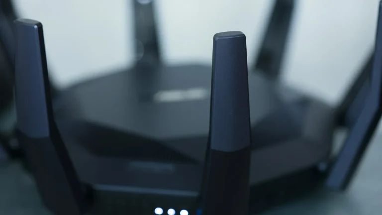 Routeur Wi-Fi avec antennes et voyants de connexion pour le streaming 4K